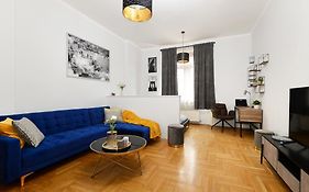 Luxury Central Residence R162
